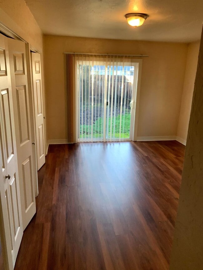 Building Photo - 1 Bedroom Duplex in Midtown Near the Whit