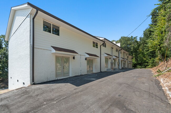Building Photo - 400 Gallery Ln