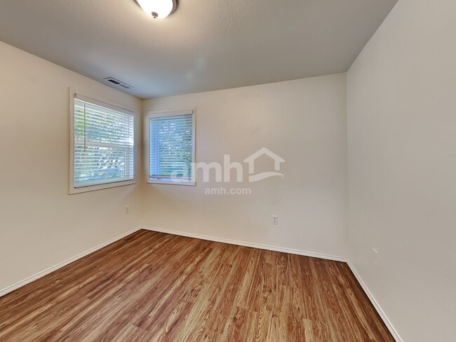 Building Photo - 5521 44th Ct SE