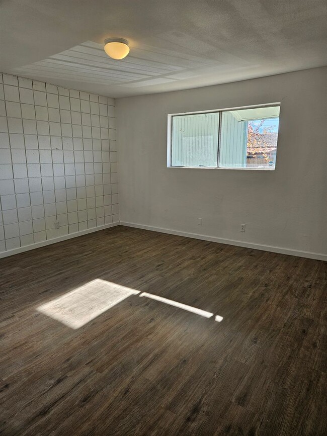 Building Photo - Great centrally located apartment!
