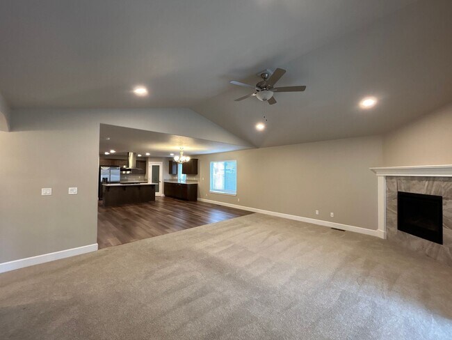Building Photo - Beautiful 3 Bedroom / 2 Bathroom Home in S...