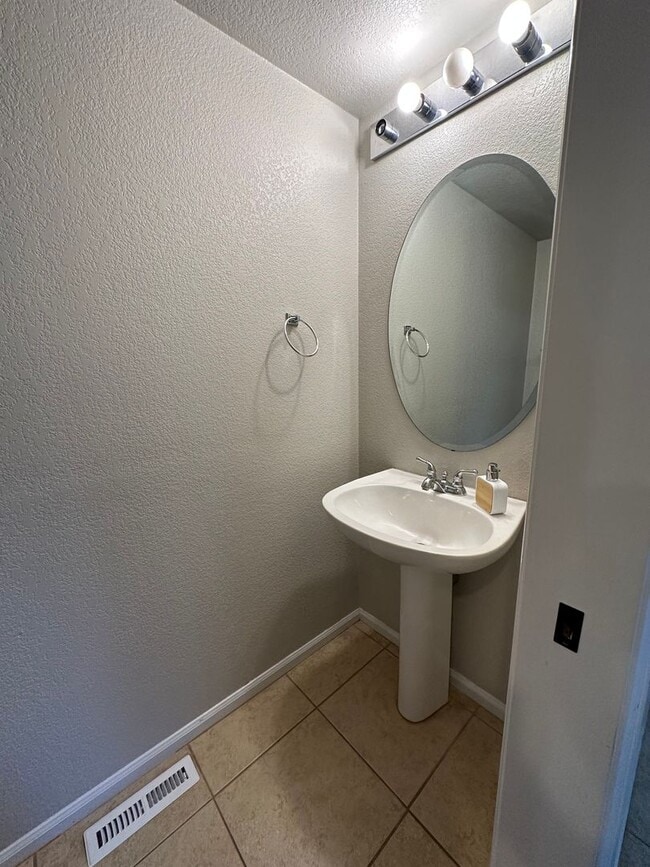 Building Photo - Beautiful 3 Bed 2.5 Bath Townhouse in NW F...