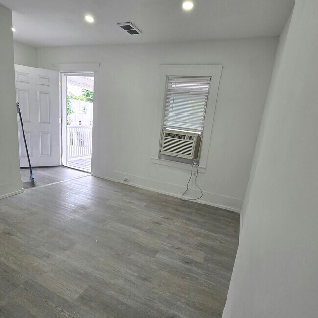Building Photo - 1443 W 85th St