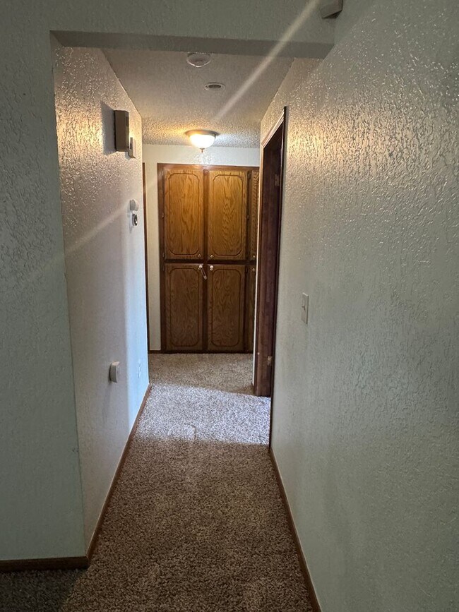 Building Photo - 3 bedroom, 2 bathroom, 2 car garage in Sou...