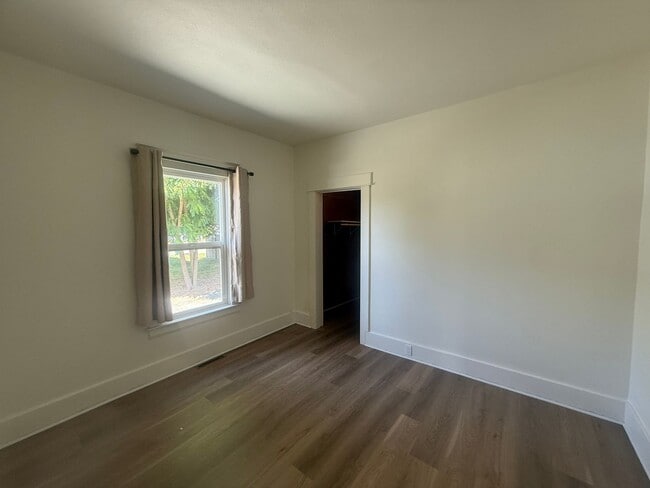 Building Photo - 3 Bed 1 Bath Newly Remodeled Pet Free Home...