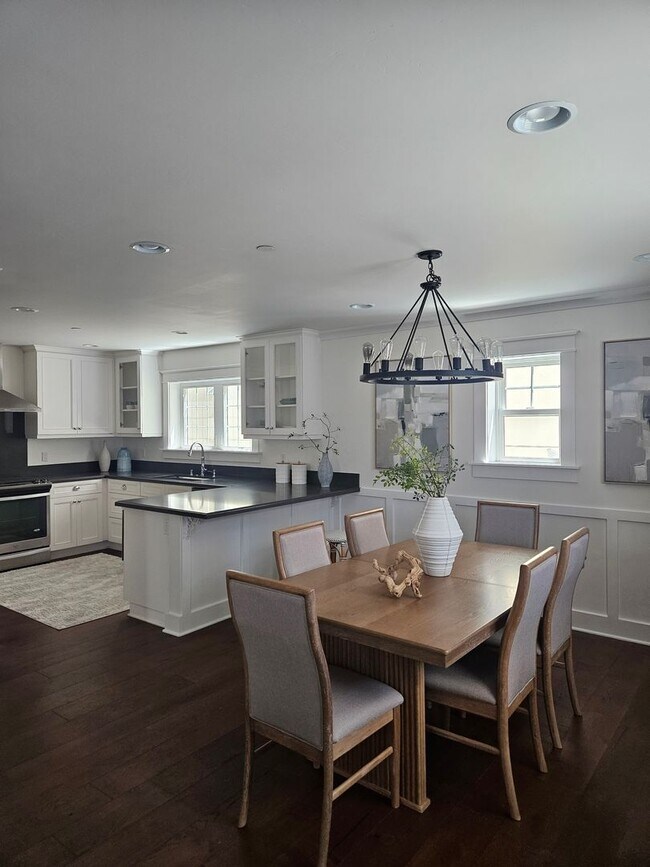 Building Photo - 3 Bedroom Plus Home with Roof Top Deck