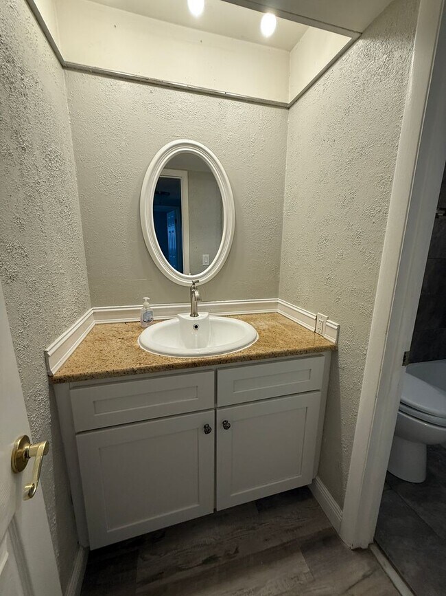 Building Photo - 2/1 UPDATED UNIT in a Triplex
