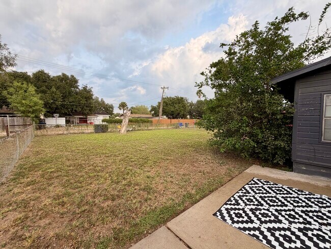 Building Photo - 900 Sycamore Ave