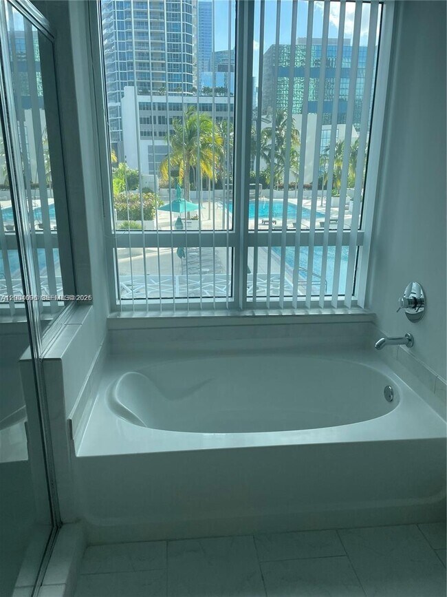 Building Photo - 950 Brickell Bay Dr