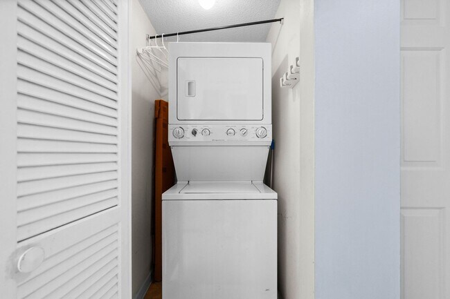 Building Photo - Now Allowing 1 small dog under 30Lbs - Spacious 2 bed/2 bath Deer Creek Villas-Surfside