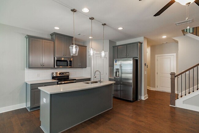 Building Photo - LEASING SPECIAL!! Townhome Available Now i...