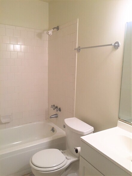 Building Photo - 2527 HYDRAULIC Rd