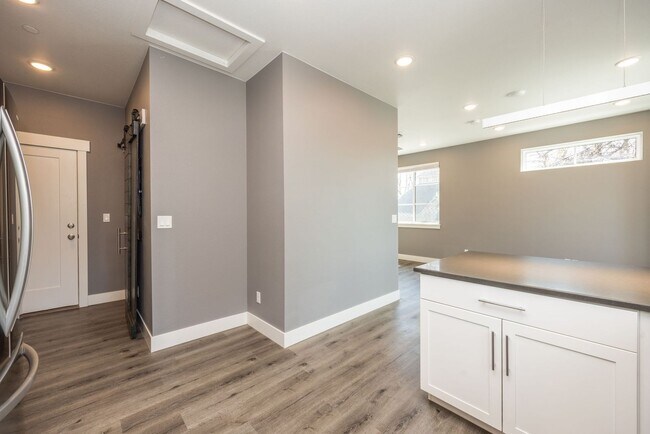 Interior Photo - 745 Washington Ave