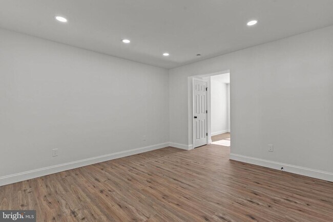 Building Photo - 224 Buckley St