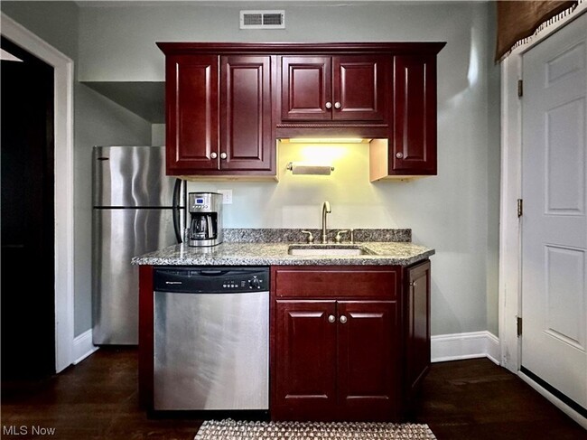 Building Photo - Charming 1-Bedroom Property in Prime Location
