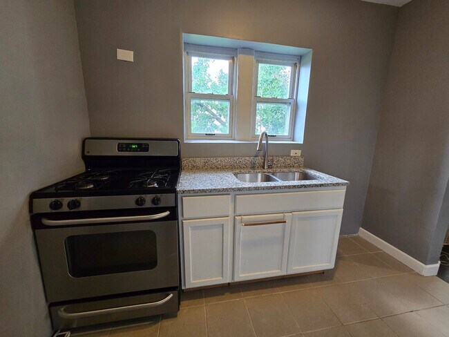 Building Photo - 834 N Christiana Ave