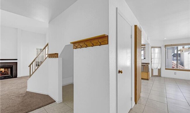 Building Photo - STUNNING 4 BEDROOM 3 BATH, 2 STORY HOME WI...