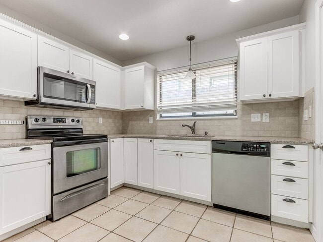 Building Photo - 3 Bedroom 1 Bath Home w/ 2 car garage in Shawnee