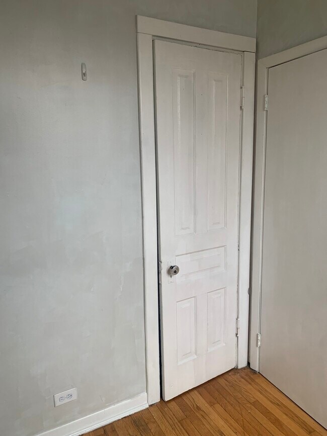 Building Photo - 858 N Ashland Ave