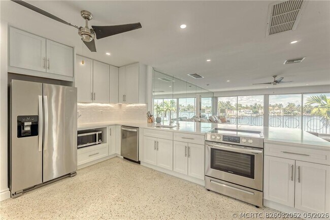 Building Photo - 2717 Yacht Club Blvd