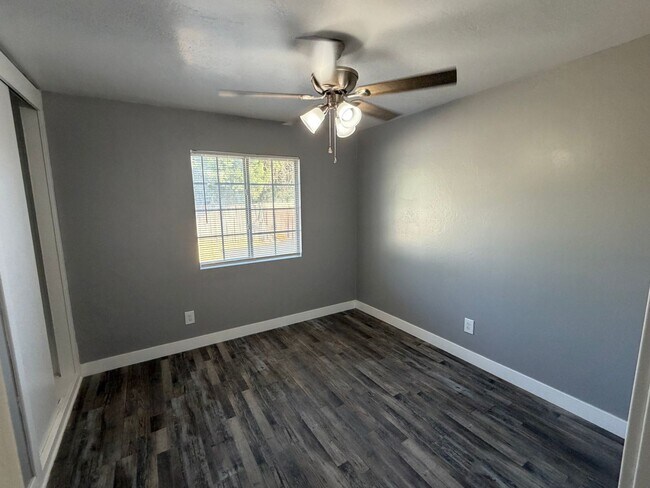 Building Photo - Newley Remodeled 3 BD 2 BA house with Big lot in SW Bakersfield