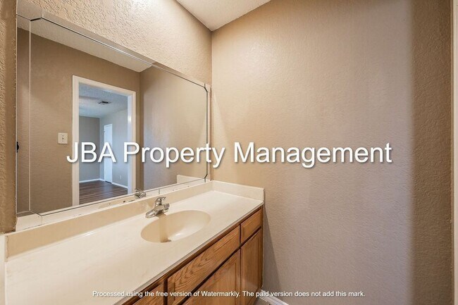 Building Photo - 807 White Rock St