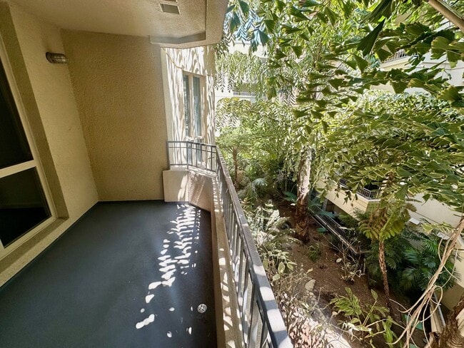 Building Photo - Beautiful One Bedroom Condo in the " Piazza Palermo." building! Pet considered!!