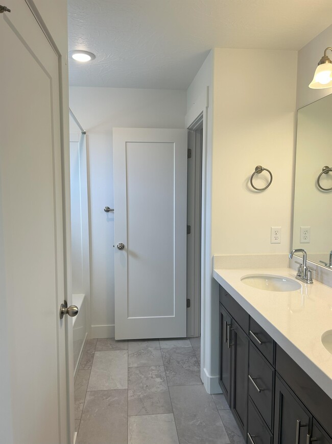 Building Photo - 5118 Lakefield Dr