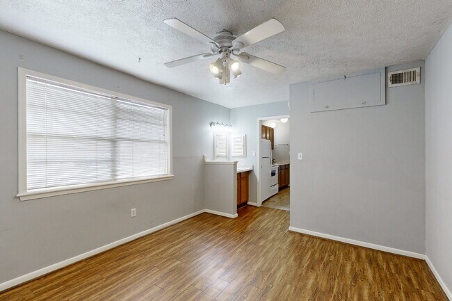 Building Photo - Efficiency unit close to campus