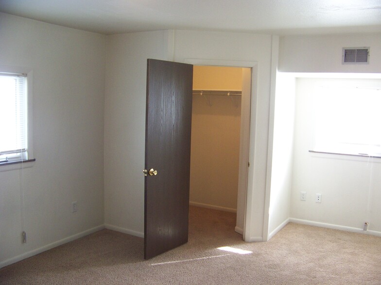 Master Suite, walk-in closet - 2164 Frances St