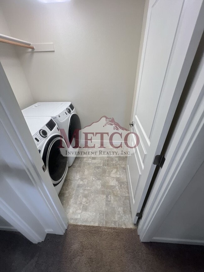 Building Photo - FOR RENT: Beautiful Coburg 3 Bed / 2.5 Bath Craftsman!