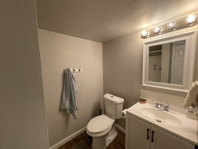 Building Photo - 7648 Elmwood St