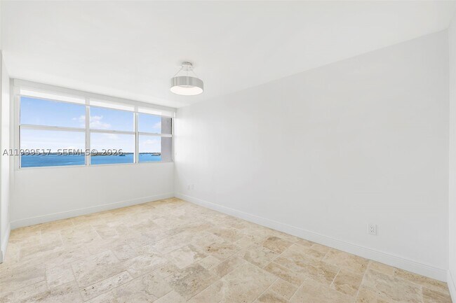 Building Photo - 1420 Brickell Bay Dr