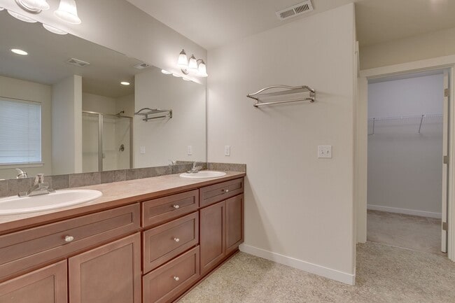 Building Photo - Bright and spacious 3 bed home in nice Lynnwood location!