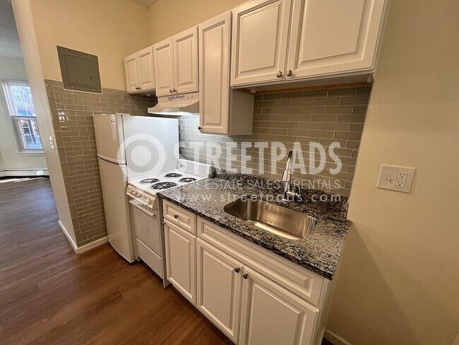 Building Photo - bedroom in Boston MA 02130