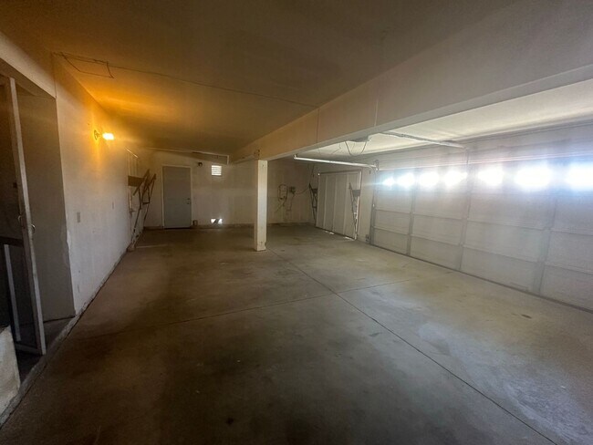 Building Photo - 5 BEDROOM, 2 STORY,SPACIOUS VICTORVILLE HOME! NEAR MALL!