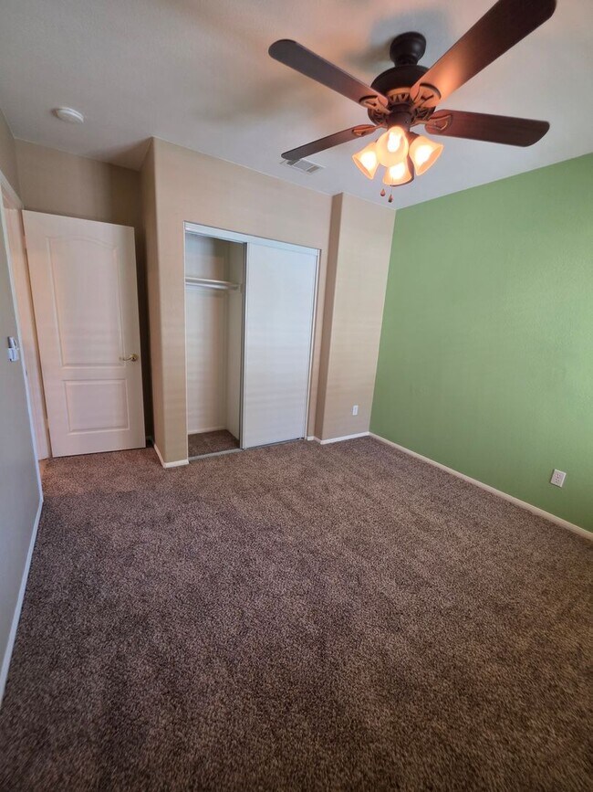 Building Photo - Spacious 4 Bedroom 2 bath Home in Victorville – Landscaping Included!