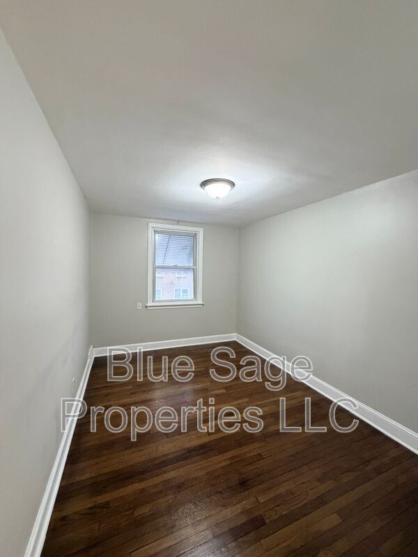 Building Photo - 402 Rively Ave