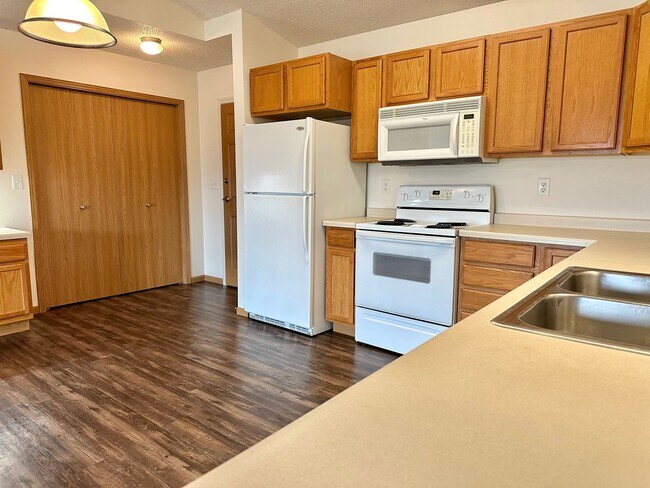 Building Photo - 2 Bedroom 2 Bath - South Fargo - November 1st