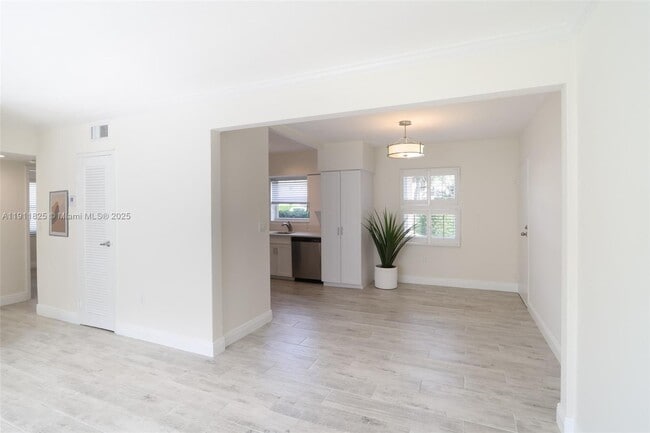 Building Photo - 7640 SW 54th Ct