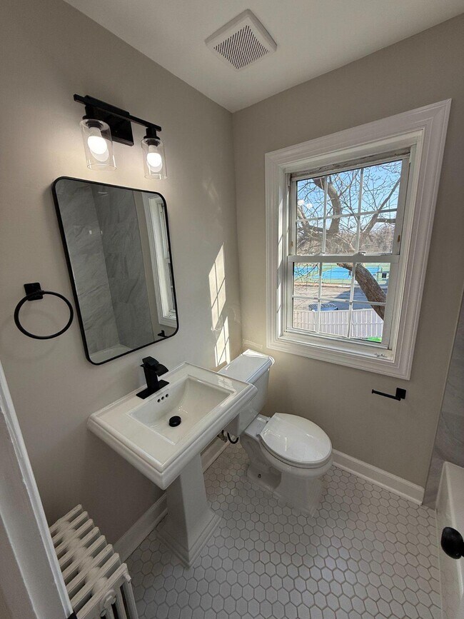 Building Photo - 1608 13th Rd S