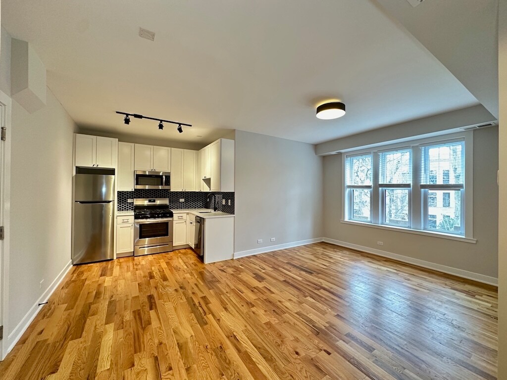 Building Photo - 661 W Wrightwood Ave