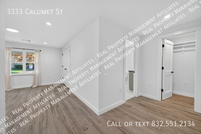 Building Photo - 3333 Calumet St