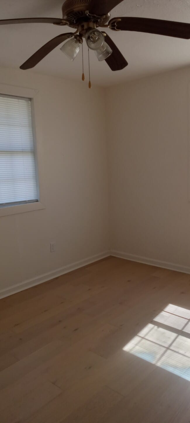 Building Photo - 4230 Beverly Ave