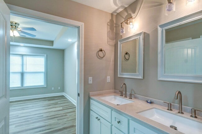 Building Photo - 180 Garden Gate Dr