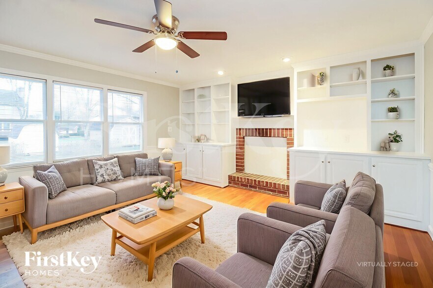 Building Photo - 4004 Deerfield St