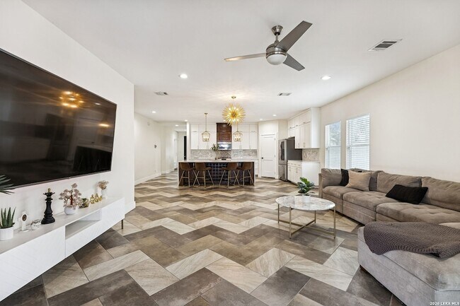 Building Photo - 303 Pendleton Ave