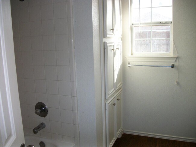 Building Photo - 3027 103rd St