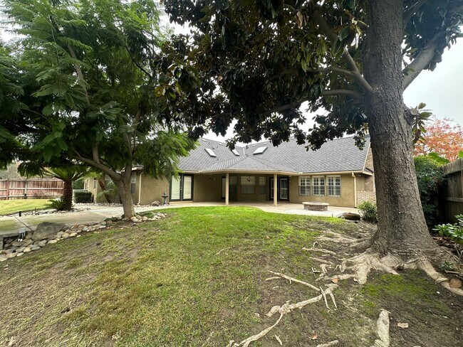 Building Photo - Entertainer delight rental home located in ''The Lakes'' subdivision coming soon!