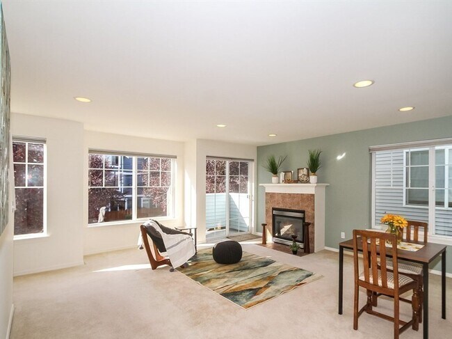 Building Photo - Fabulous Green Lake Townhome